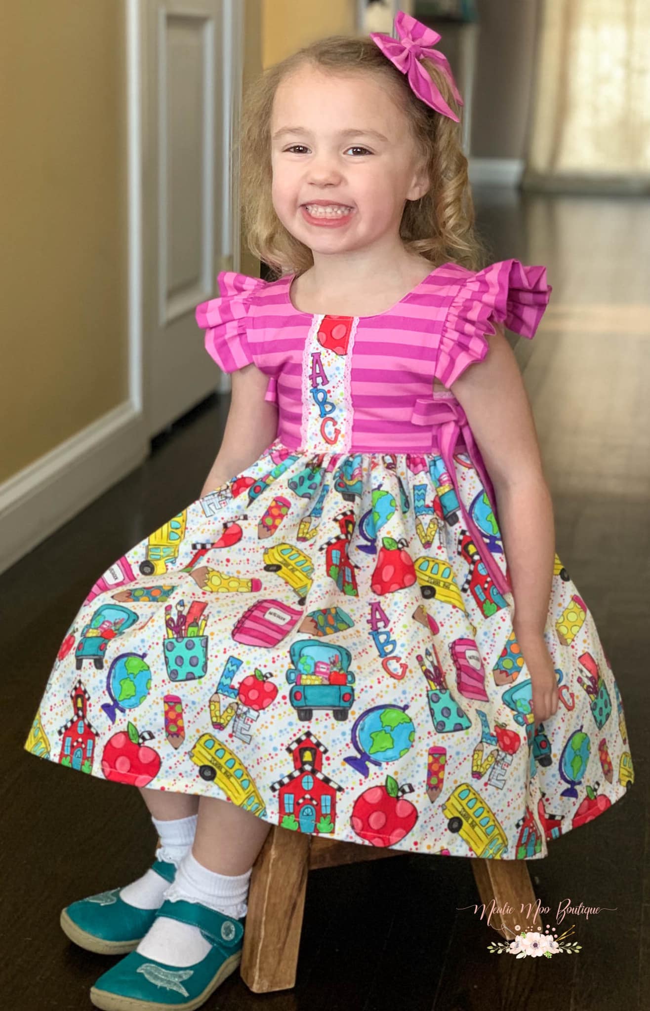 R117 : School Days - Blackboard Collection - Main Toss White Dots